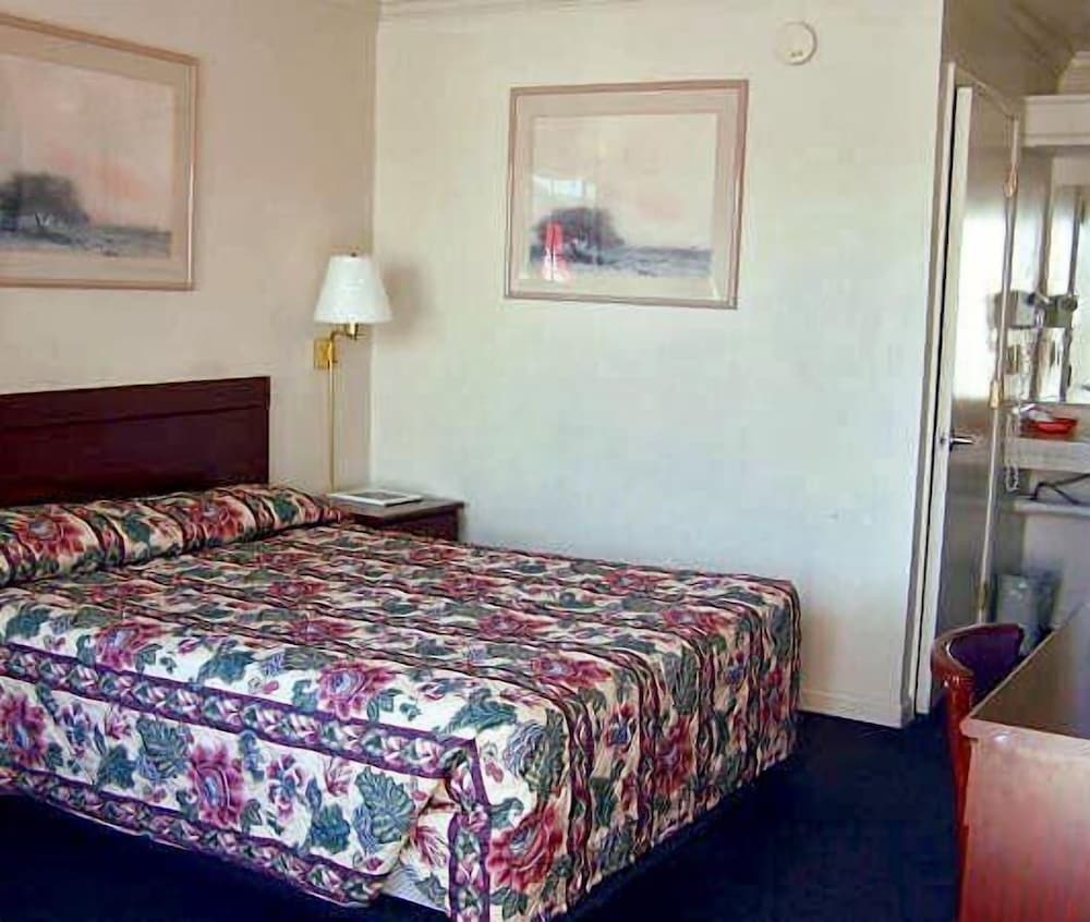 Standard Room, 1 Queen Bed photo 1