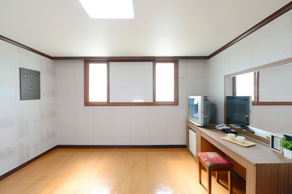 Room (Queen Bed) photo 3