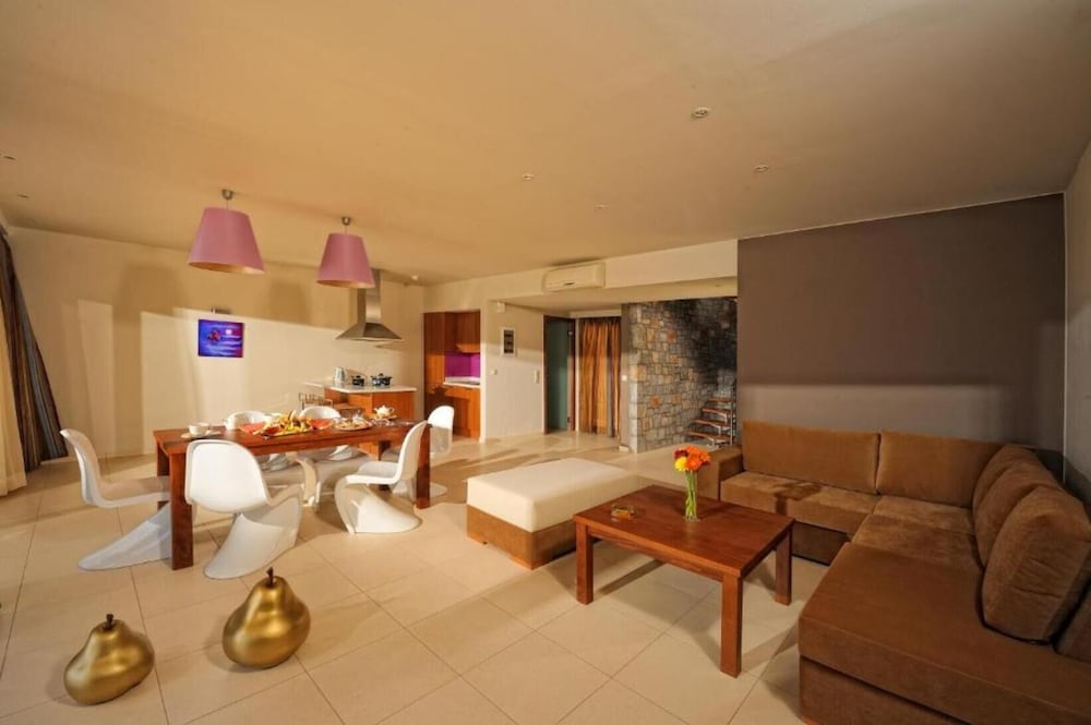 Two Bedrooms Villa with Private Pool and Sea View - Photo 3