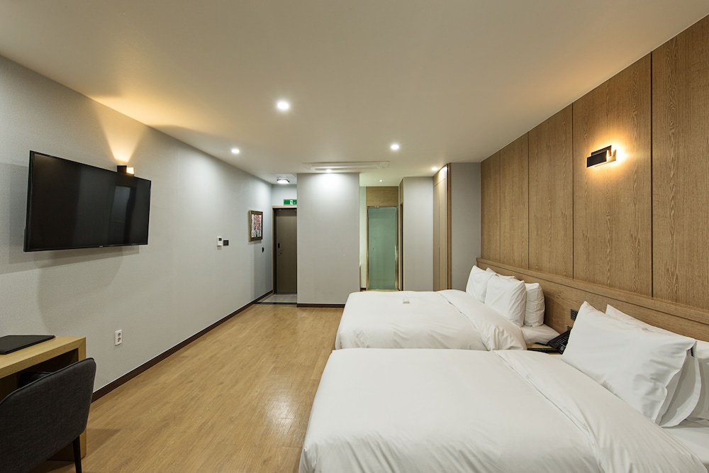 City Suite, City View (Twin Room) - Photo 2