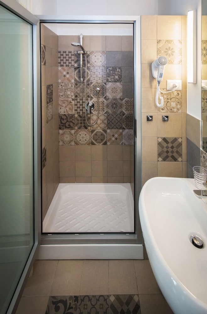 Deluxe Double or Twin Room, 1 Queen Bed with Sofa bed, Balcony, City View photo 2
