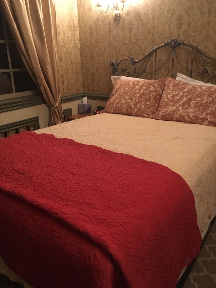 Basic Double Room Single Use, 1 Double Bed, Private Bathroom, Mountain View photo 3