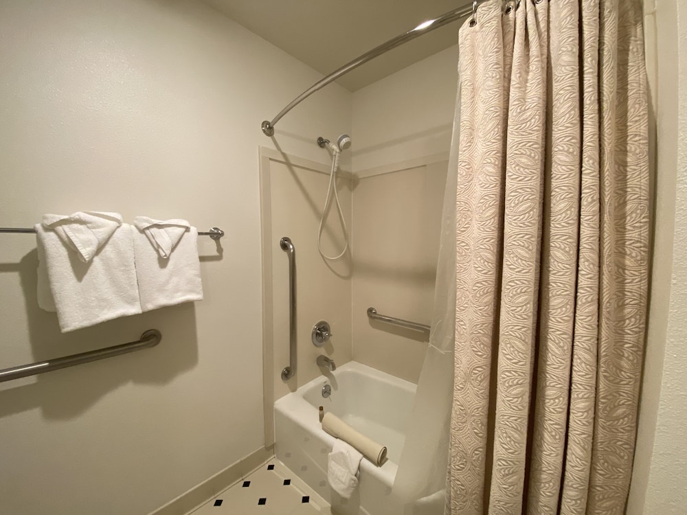 Superior Room, 1 Queen Bed, Accessible - Photo 6