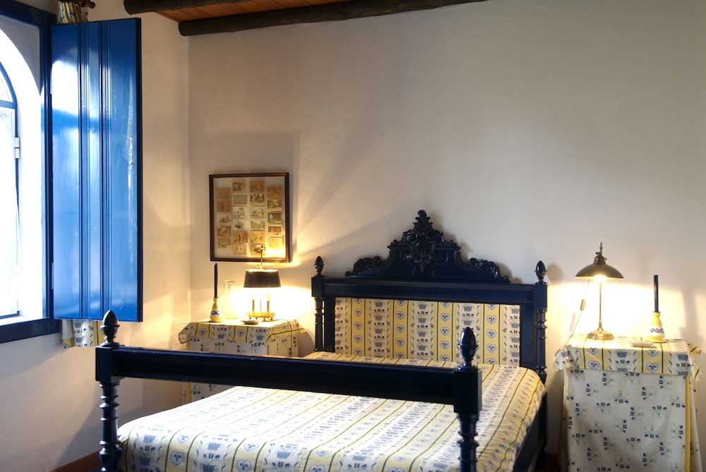 Double or Twin Room (Yellow) photo 2