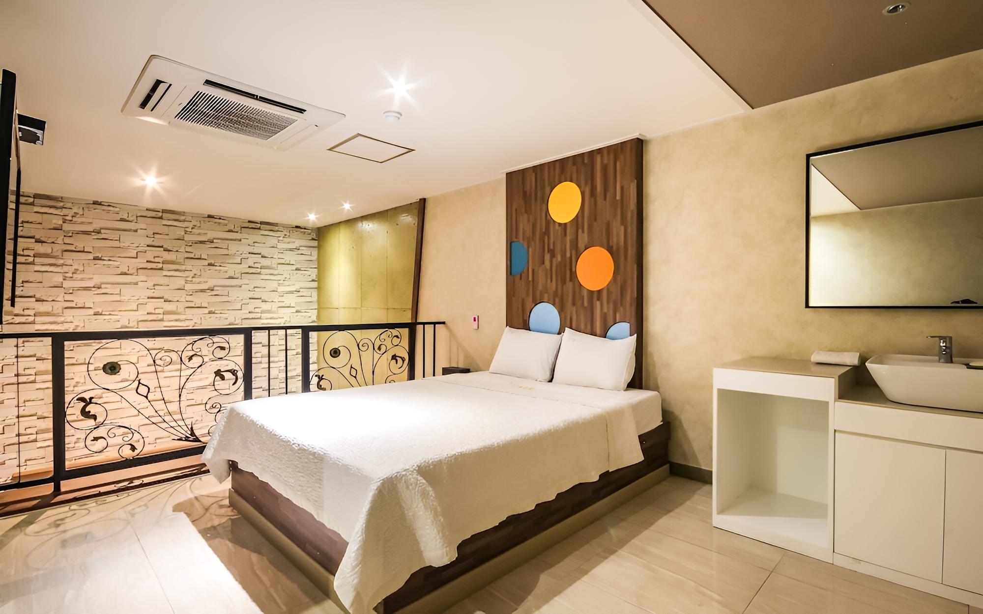 Room (Drive-in VIP room (multiple floors)) photo 1