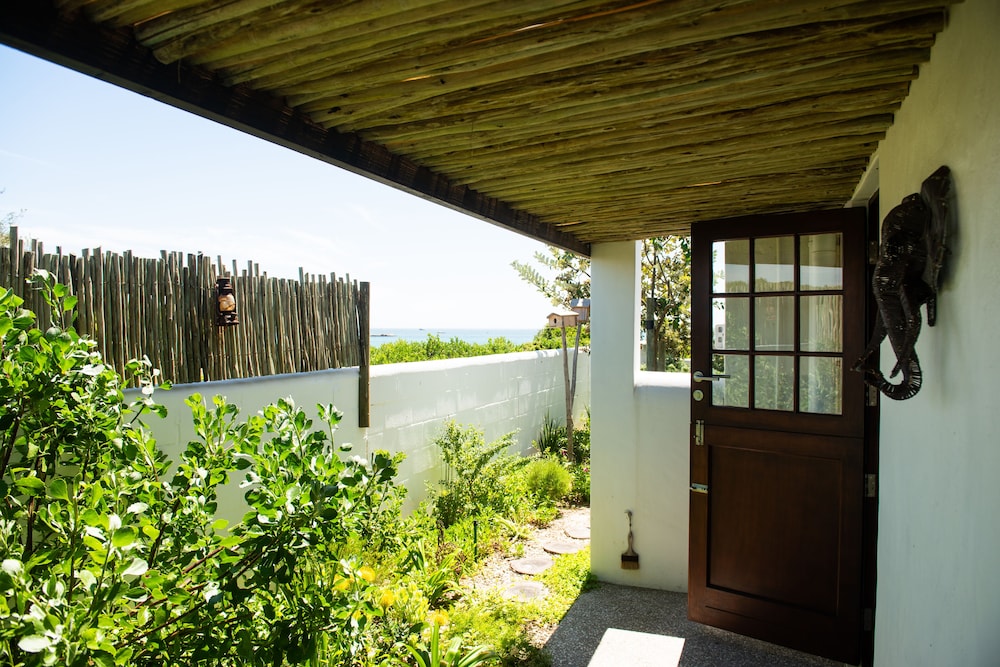 Queen Room with partial sea view photo 3