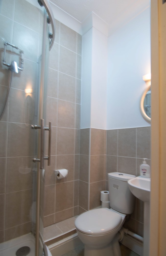 Standard Double Room, Ensuite - Photo 9