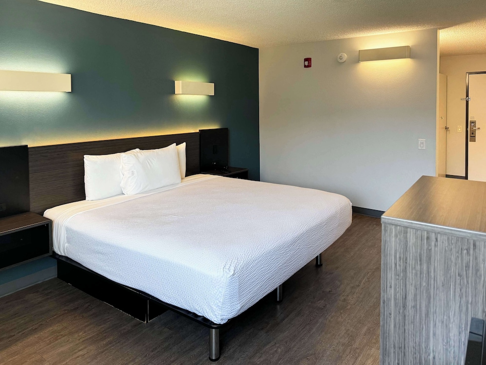 Standard Room, 1 King Bed, Accessible, Non Smoking - Photo 2