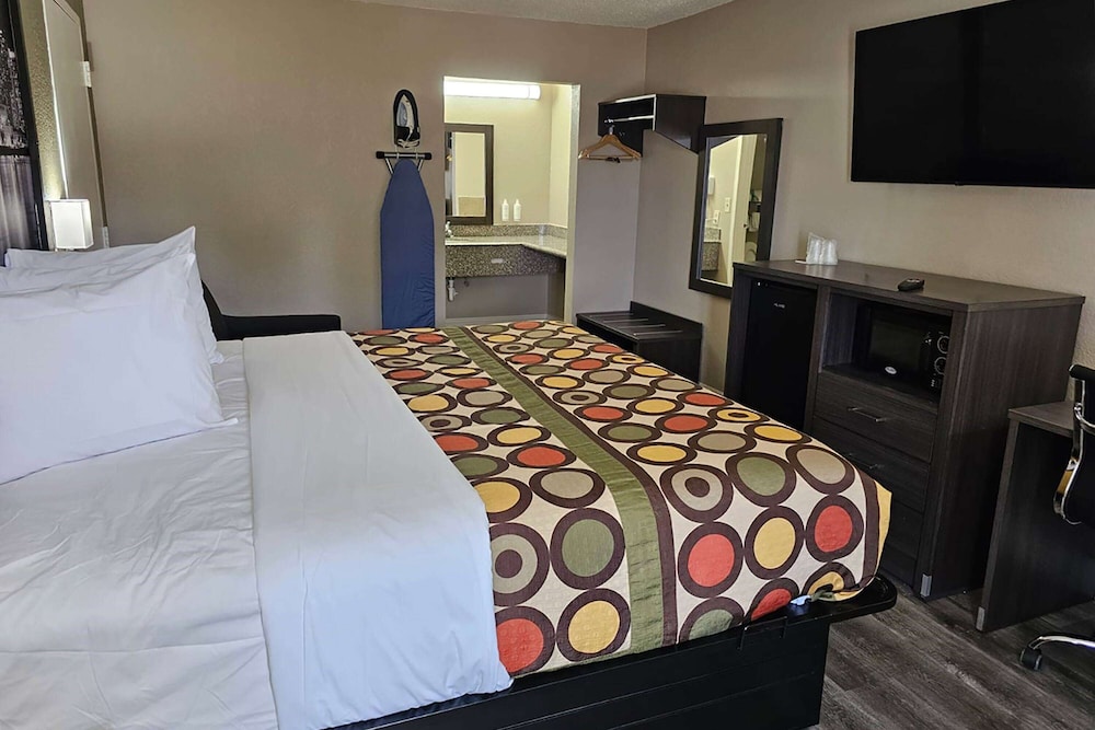Room, 1 King Bed, Accessible, Smoking (Mobility, Bathtub w/Grab Bars) - Photo 1