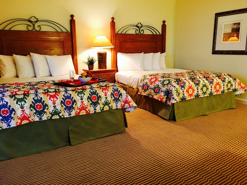 Standard Room, 2 Queen Beds, Golf View, Tower photo 3