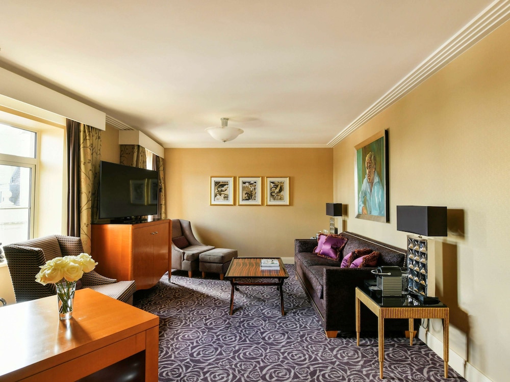 Suite, 1 King Bed With Sofa Bed, River View thumbnail 5