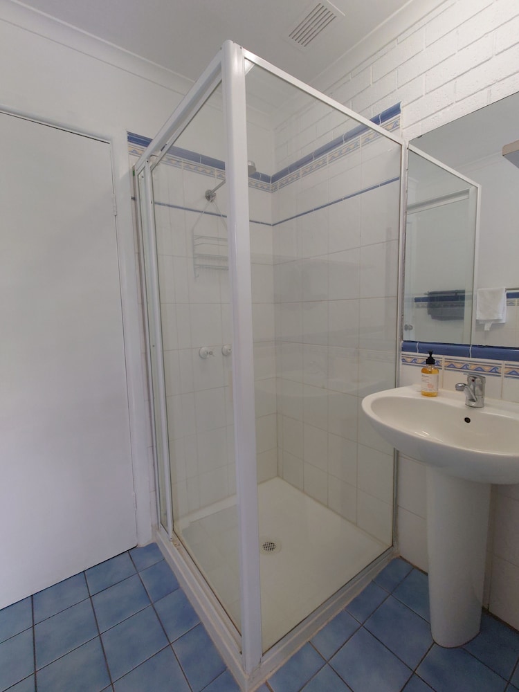 Signature Apartment, 1 Bedroom, Partial Lake View photo 3