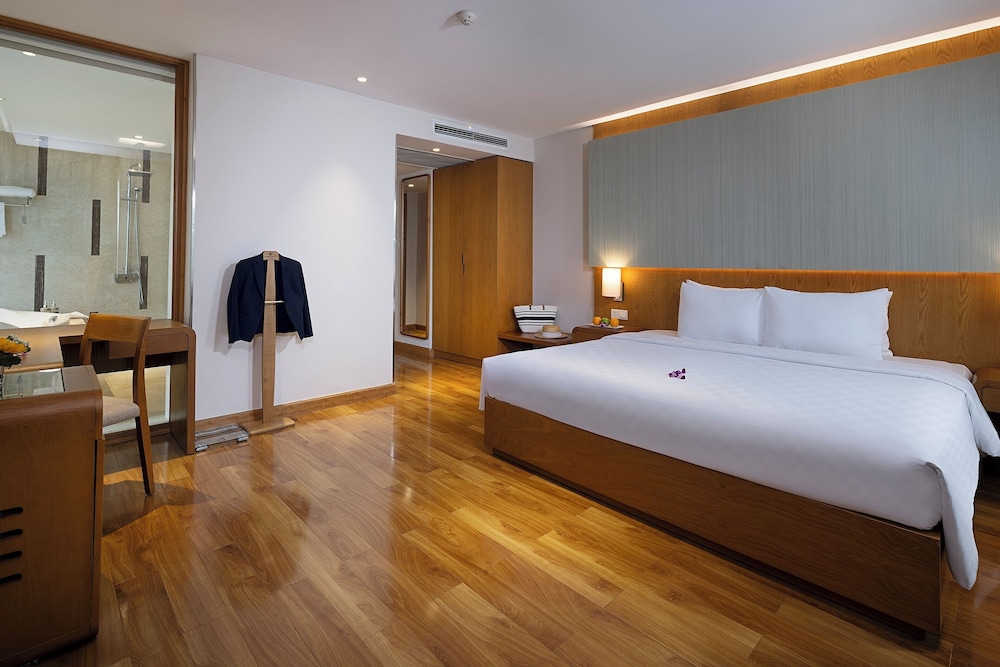 Elegant Corner Suite - Daily Free Afternoon & Mini Bar photo 3