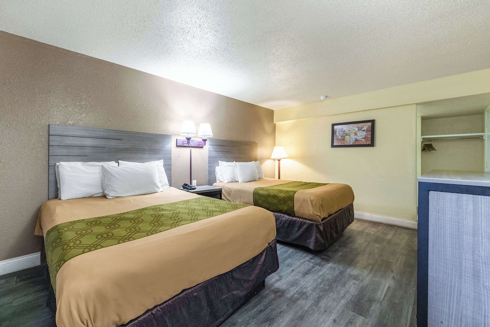 Standard Room, 2 Queen Beds, Non Smoking - Photo 1