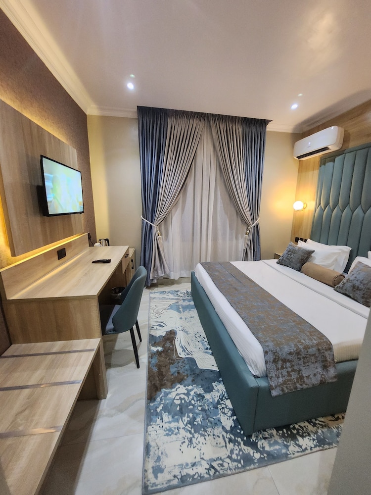 Deluxe Suite, 1 King Bed, Refrigerator