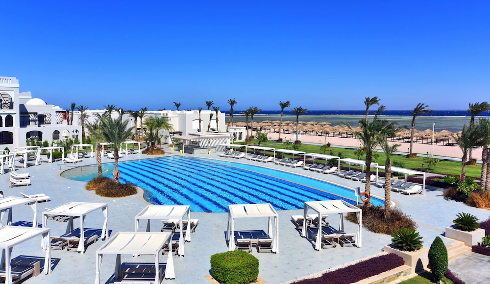 Executive Suite, 1 Queen Bed, Pool View