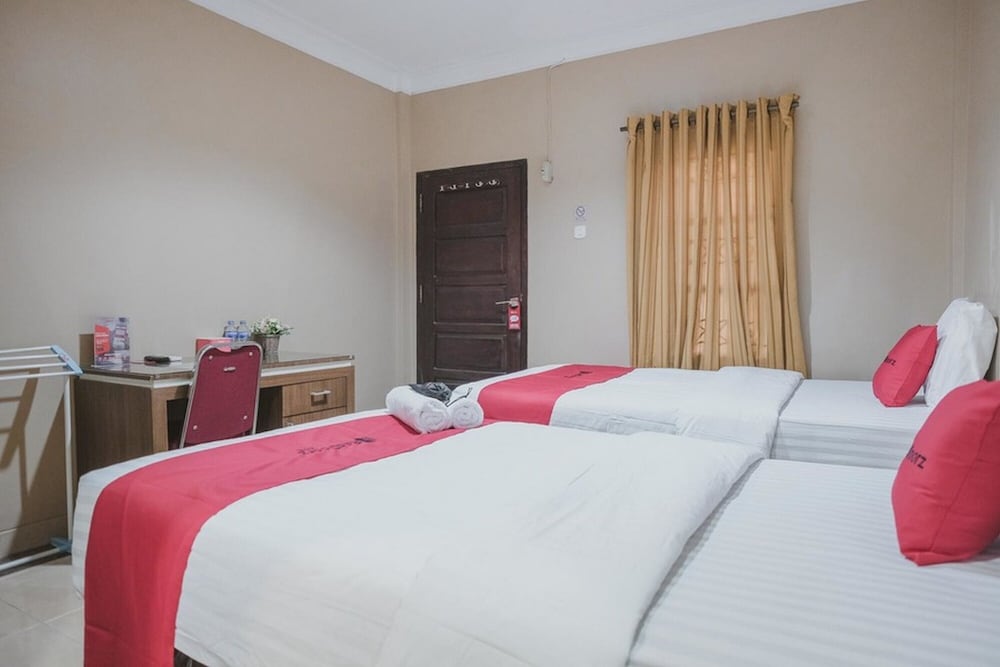 Twin Room (RedDoorz) - Photo 8