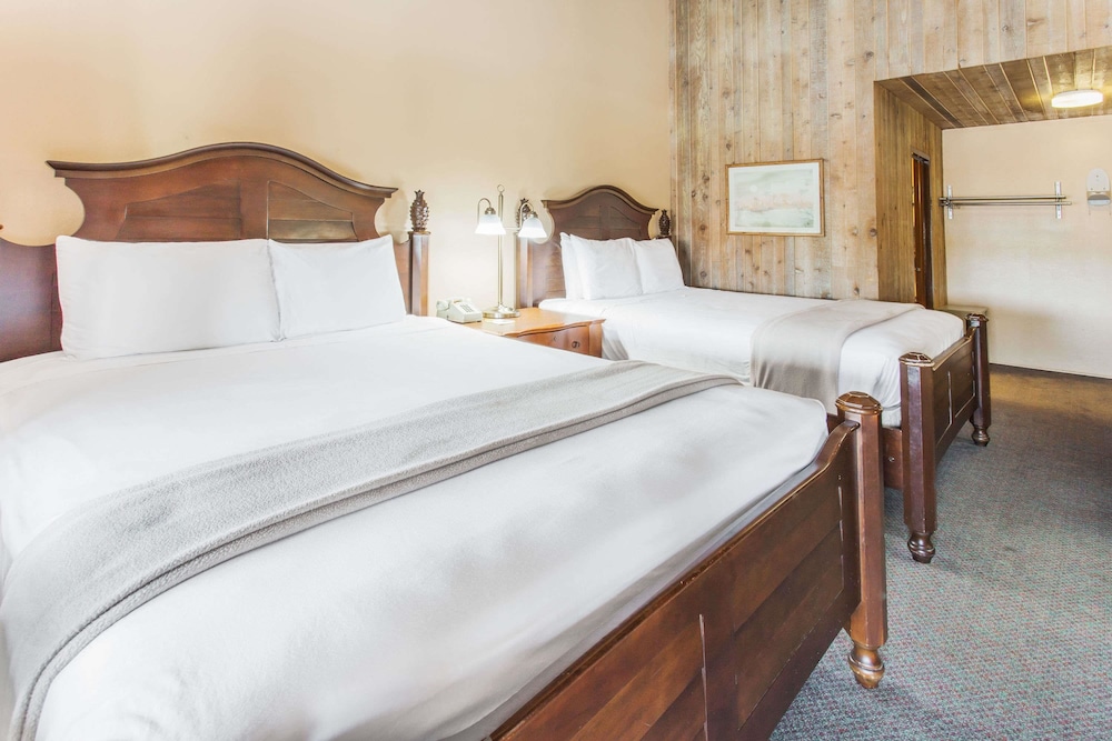 Standard Room, 2 Queen Beds - Photo 1