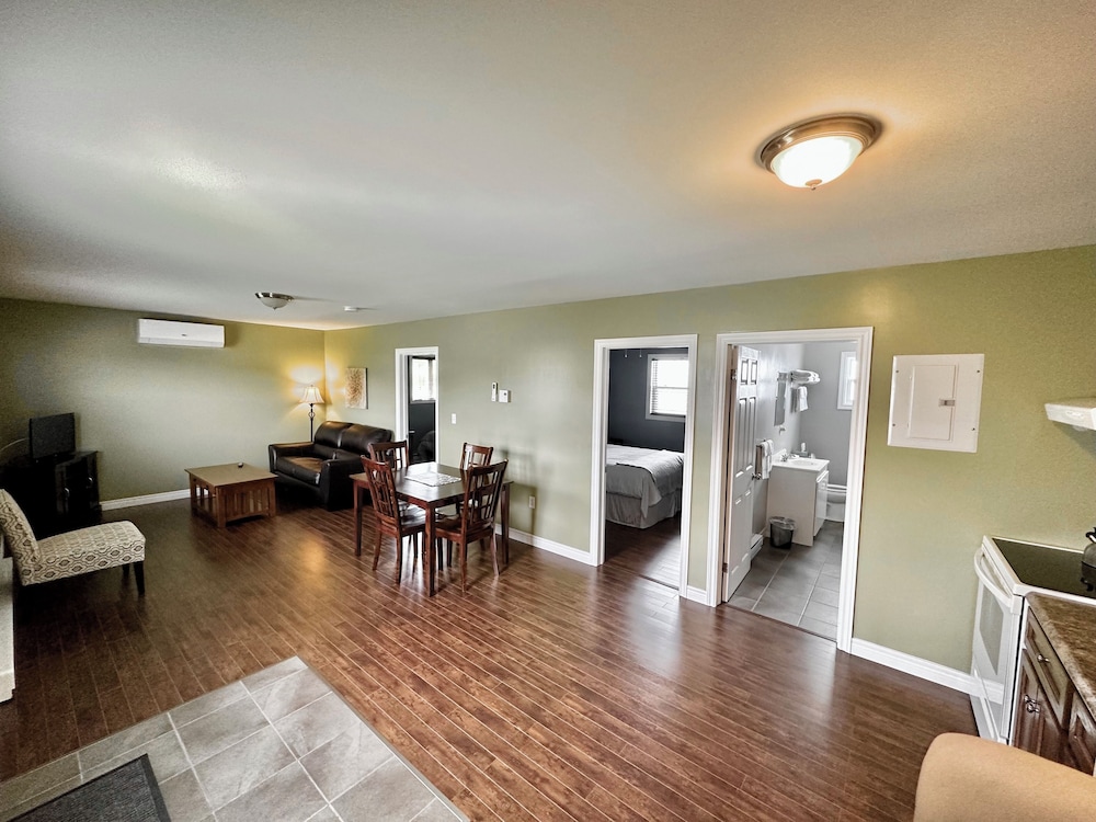 Deluxe Suite, 2 Bedrooms, Non Smoking, Kitchen