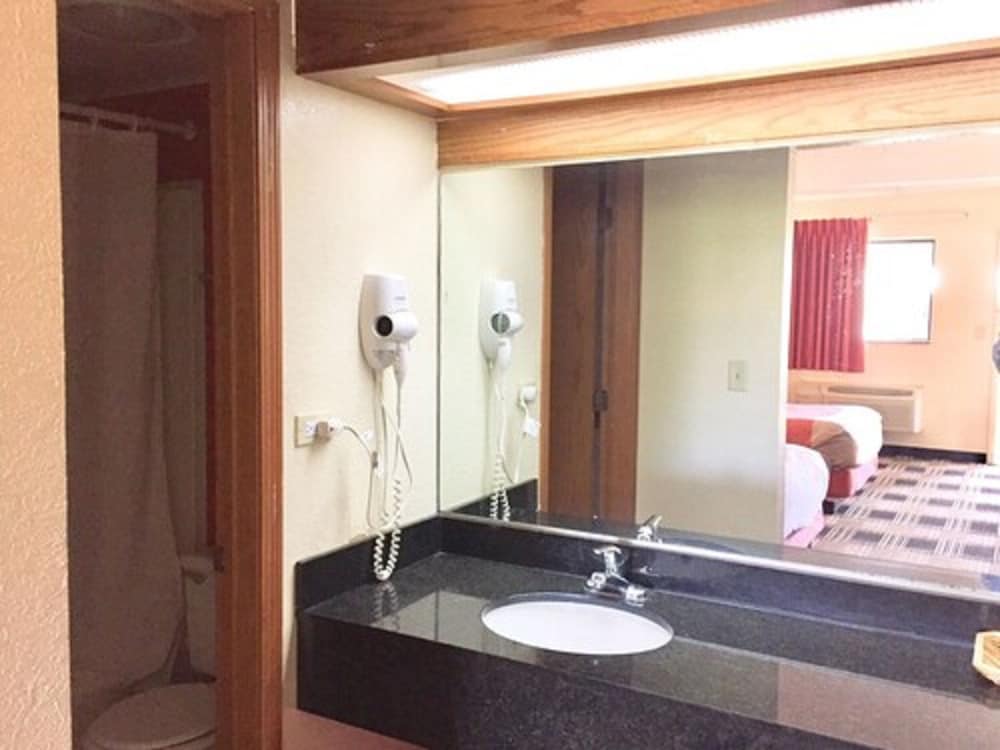 Standard Room With Two Double Beds Non Smoking photo 3