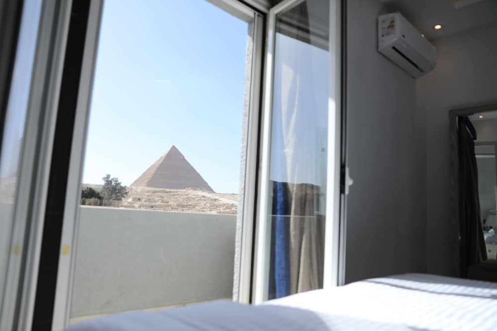 Deluxe Double Room With Panoramic Pyramids View photo 2