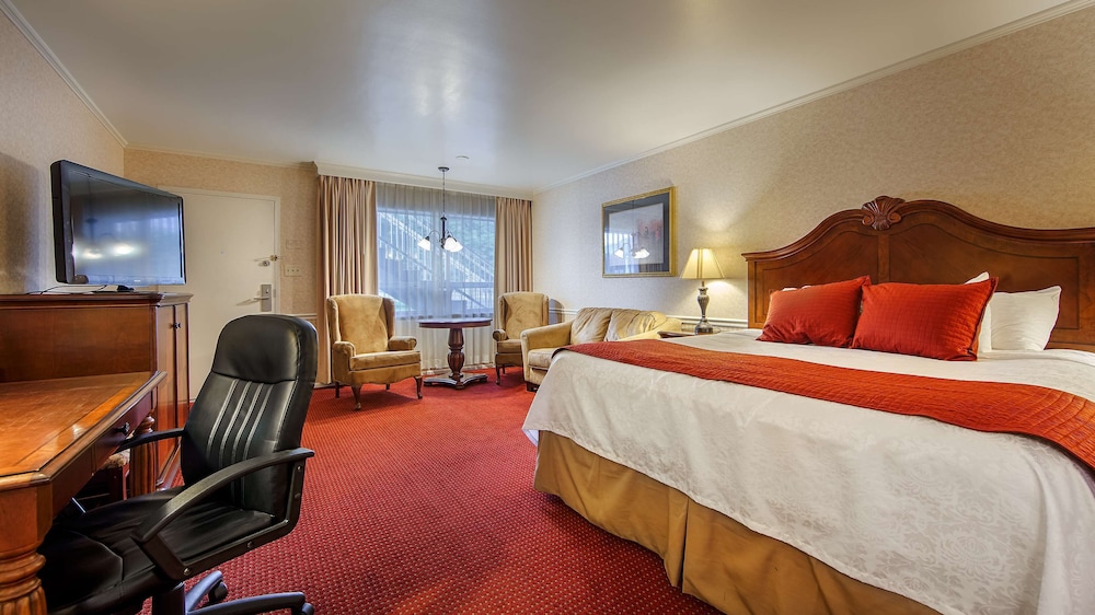 Standard Room, 1 King Bed, Non Smoking, Refrigerator & Microwave