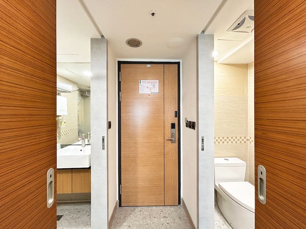 Basic Twin Room, 2 Double Beds photo 2