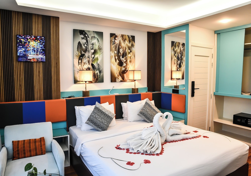 Deluxe Suite, 1 King Bed, Beach View, Beachside photo 3