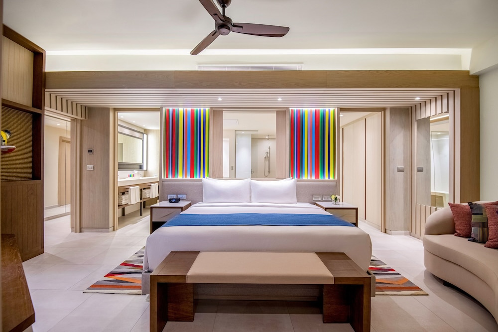 Club One Bedroom Master Swim Up Suite