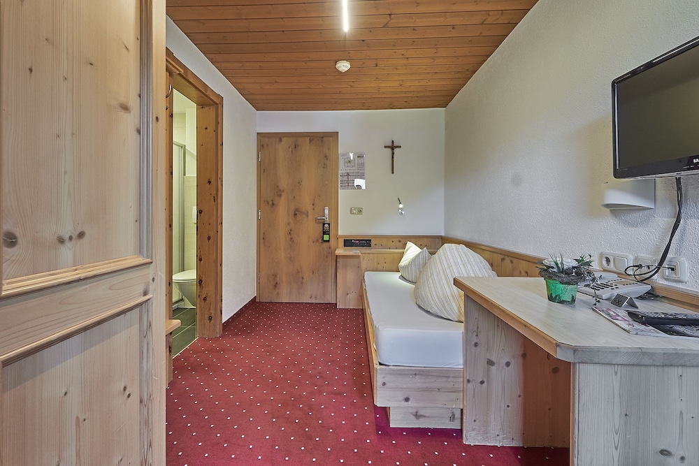 Triple Room, Shared Bathroom (3) photo 1