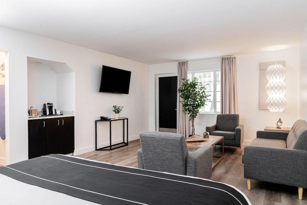Signature Suite, 1 King Bed, Garden View - Photo 5