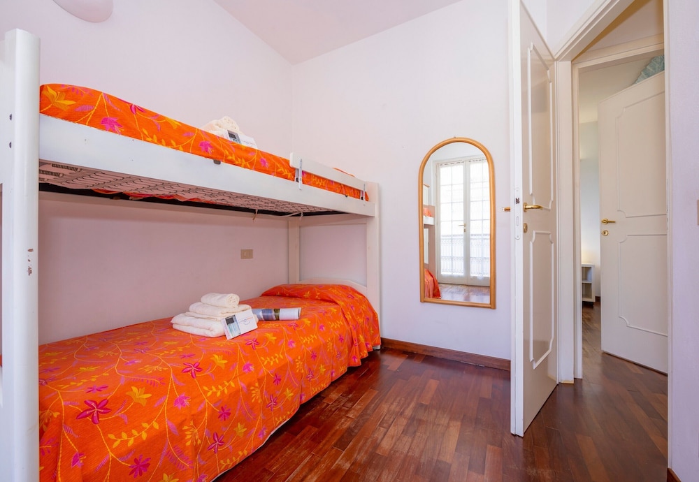 Family Townhome, Multiple Beds, 2 Bathrooms, Garden Area (Chiesina 500mt from sea)