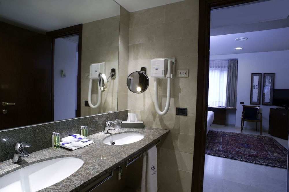 Premium Double Room Single Use - Photo 8