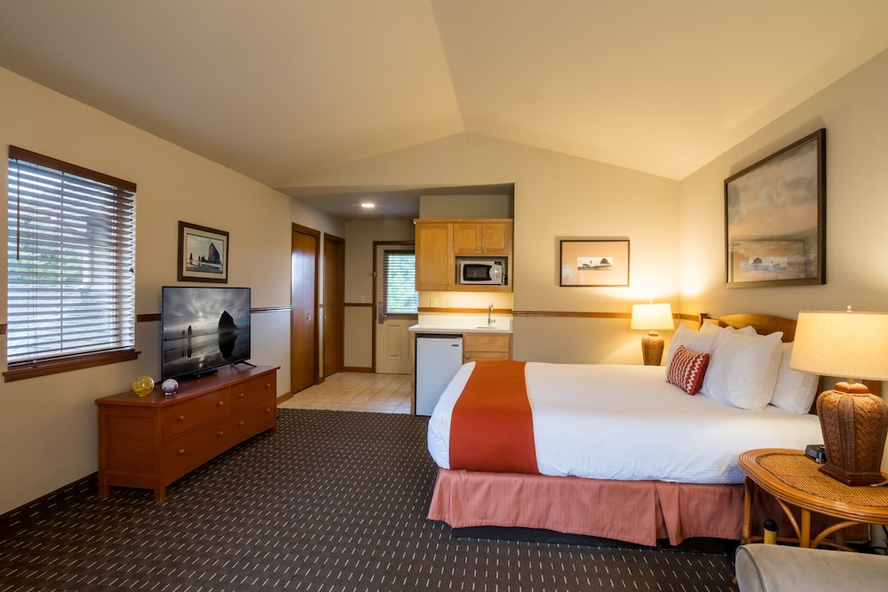 Classic Studio, 1 King Bed with Sofa bed (2nd Floor, Not Pet Friendly) photo 3