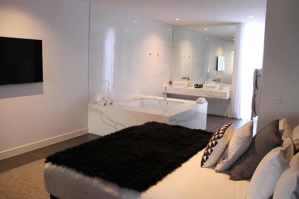 Escape Two Bedroom Suite - Photo 6
