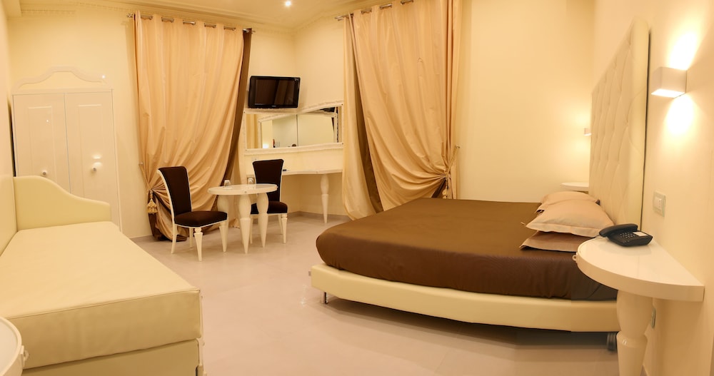 Quadruple Room - Photo 9