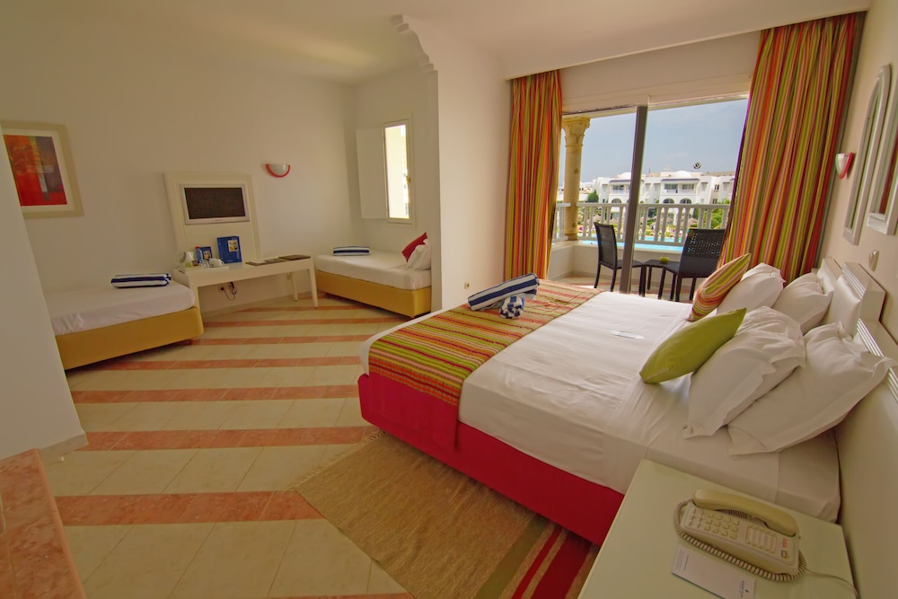 Standard Room, Multiple Beds, Balcony, Sea View - Photo 5