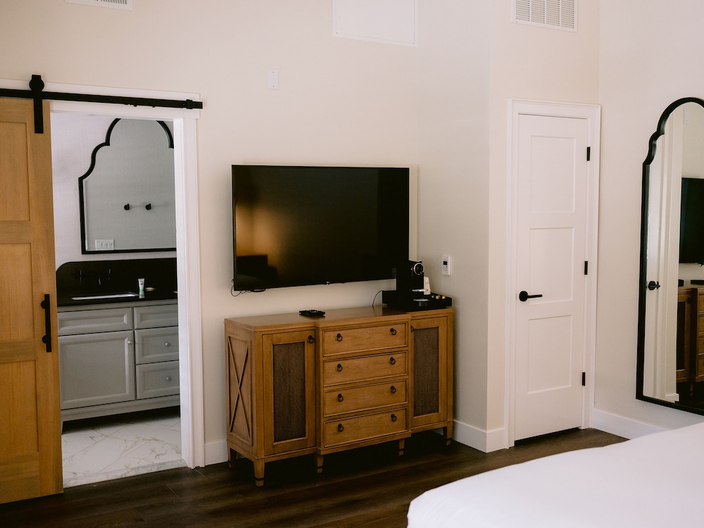 Deluxe Room, 2 Queen Beds (Standard Two Queen, Private Balcony)