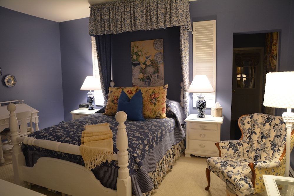 Room, Private Bathroom (Seneca Room)