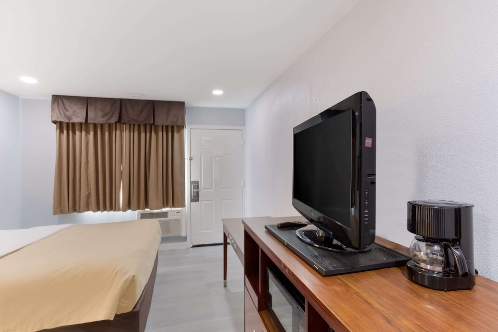 Standard Double Room, 2 Double Beds, Non Smoking - Photo 4