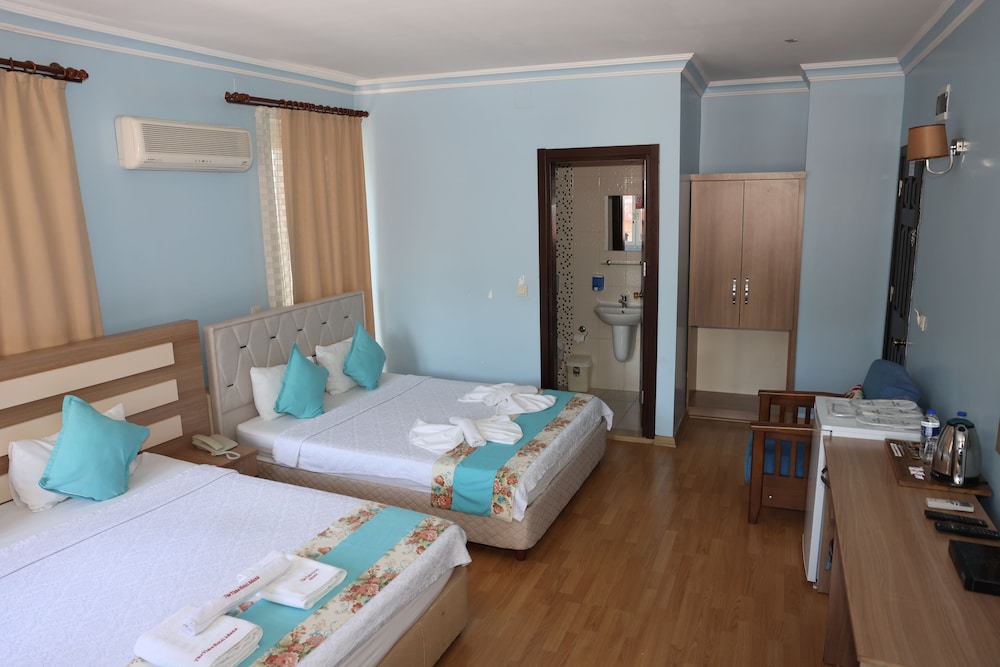Deluxe Quadruple Room - Photo 1