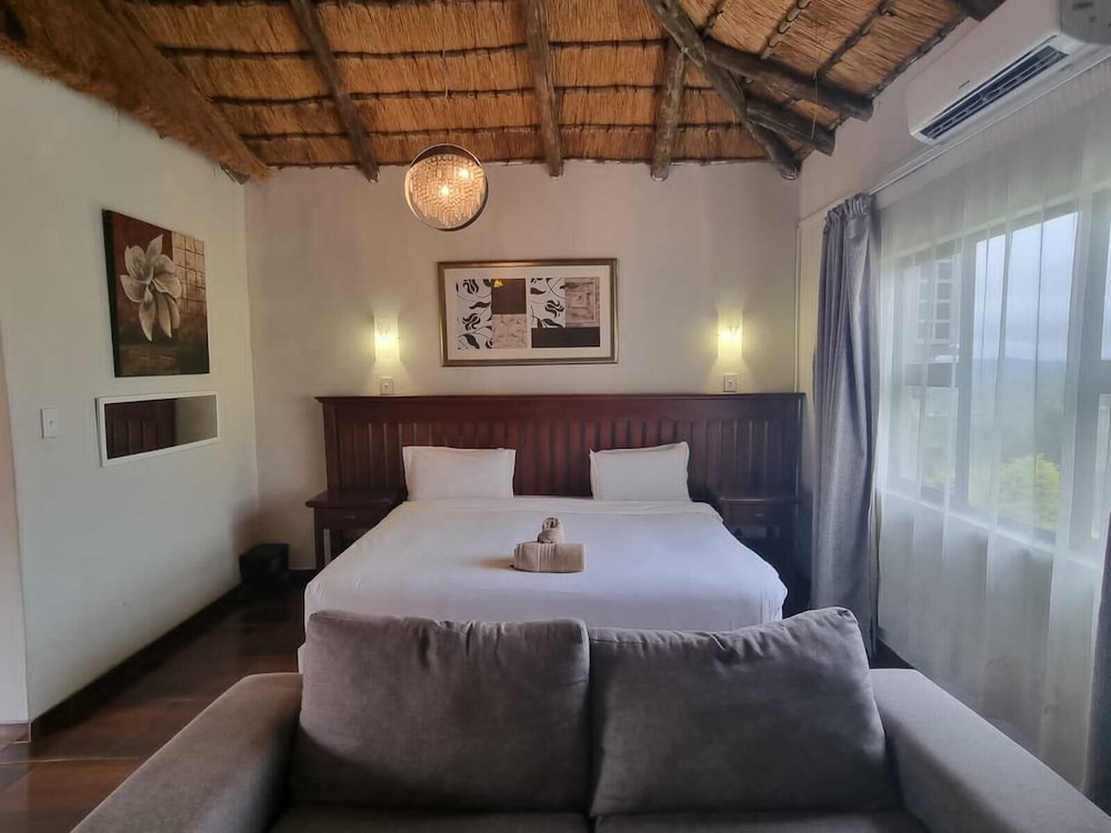 Executive Double Room, 1 Bedroom, Refrigerator & Microwave, Poolside photo 2
