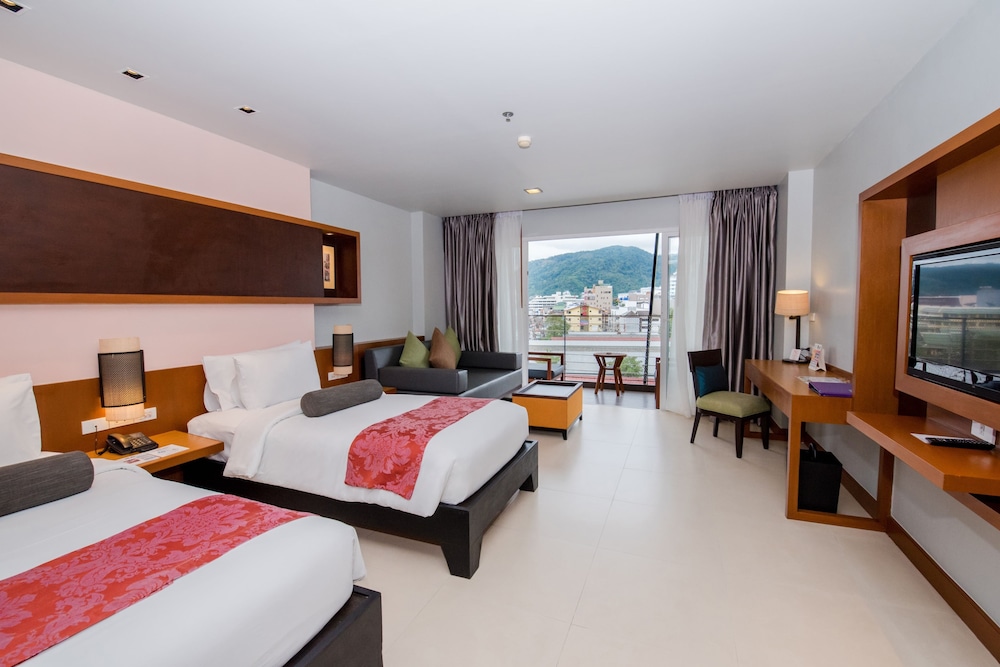 Deluxe King Bed - Photo 10