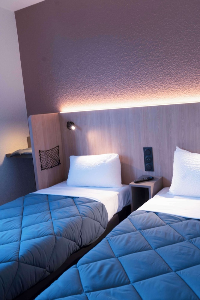 Standard Room, 2 Twin Beds - Photo 17