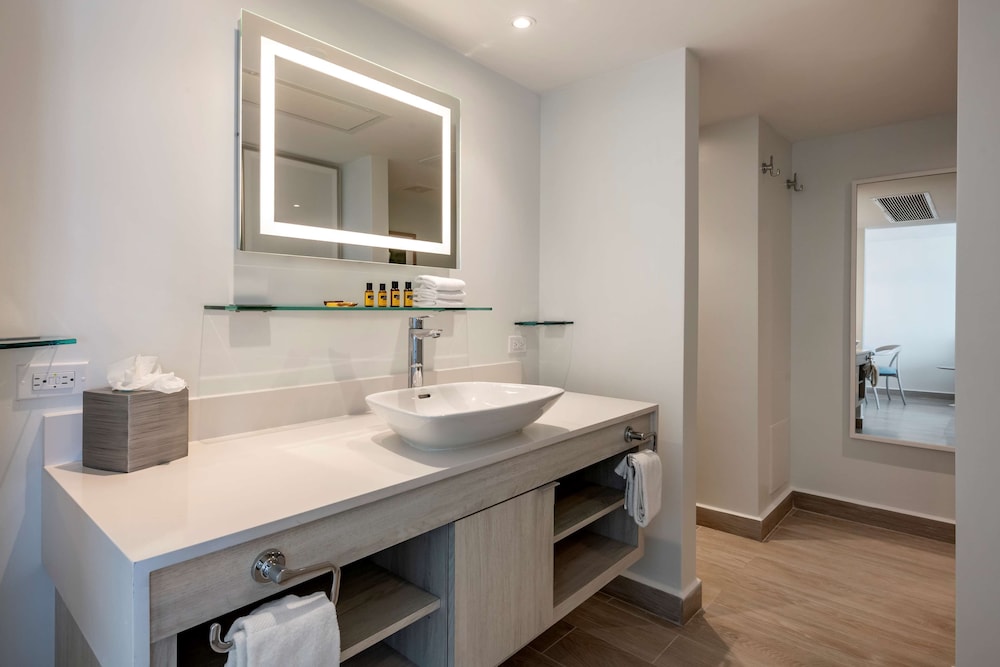 Suite, 1 Bedroom - Photo 5