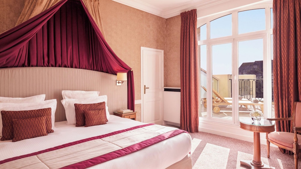 Deluxe Room, 1 King Bed, City View photo 1