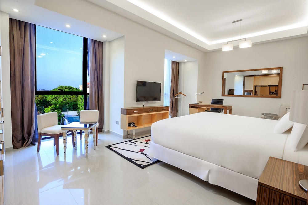 Superior Studio, 1 King Bed, Pool View - Photo 1