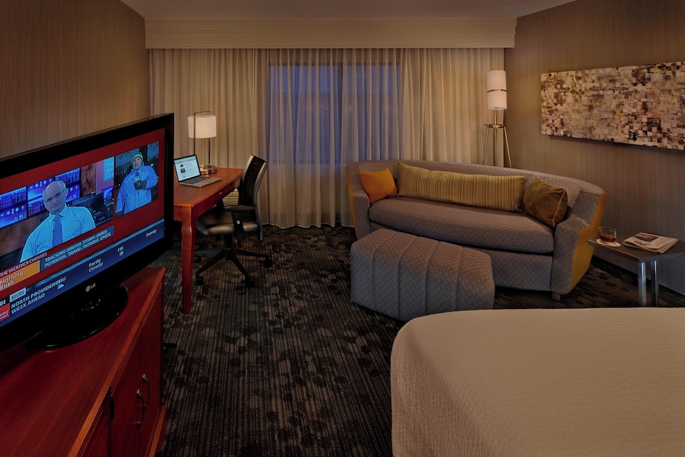 Room, 1 King Bed with Sofa bed (Mobility/Hearing Accessible, Tub) - Photo 2