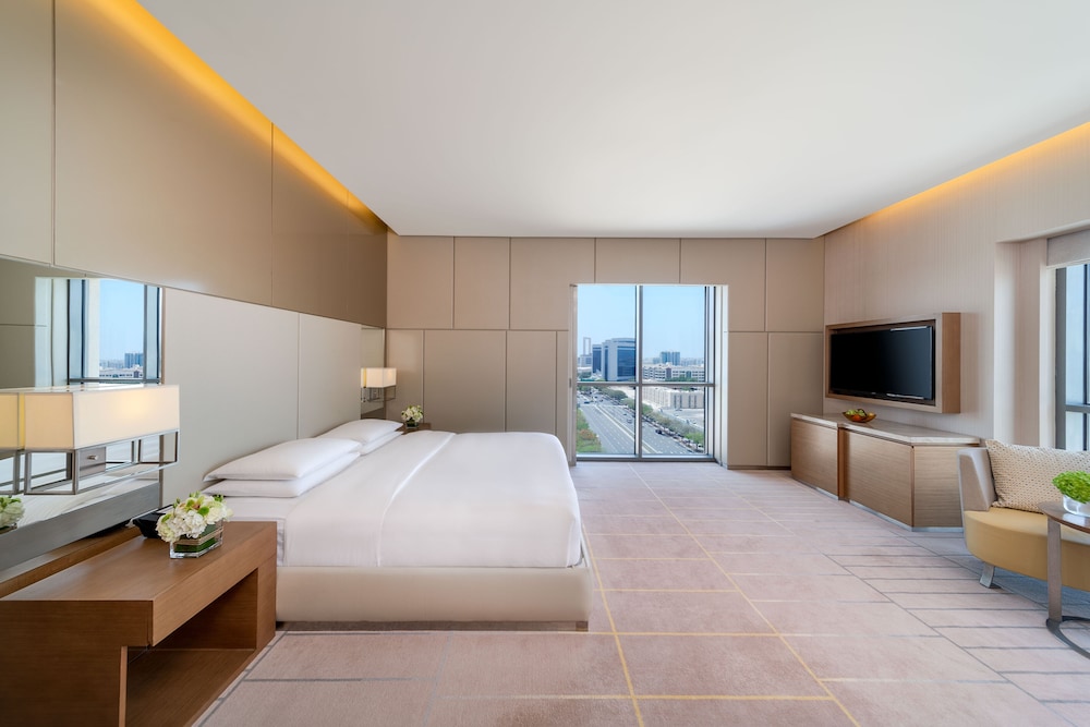 One-Bedroom Executive Suite - Free Breakfast & Lounge Access photo 2