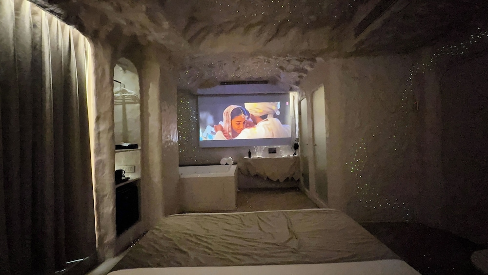 Jugnu Room with Grand Jacuzzi - Photo 1